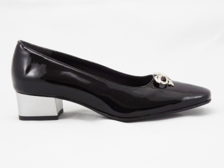 Pantofi dama negri din piele naturala lacuita, cu accesoriu metalic si toc de 3 cm biashoes.ro imagine reduceri
